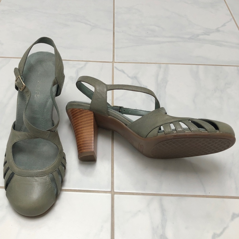 Green leather vintage style shoes very comfortable